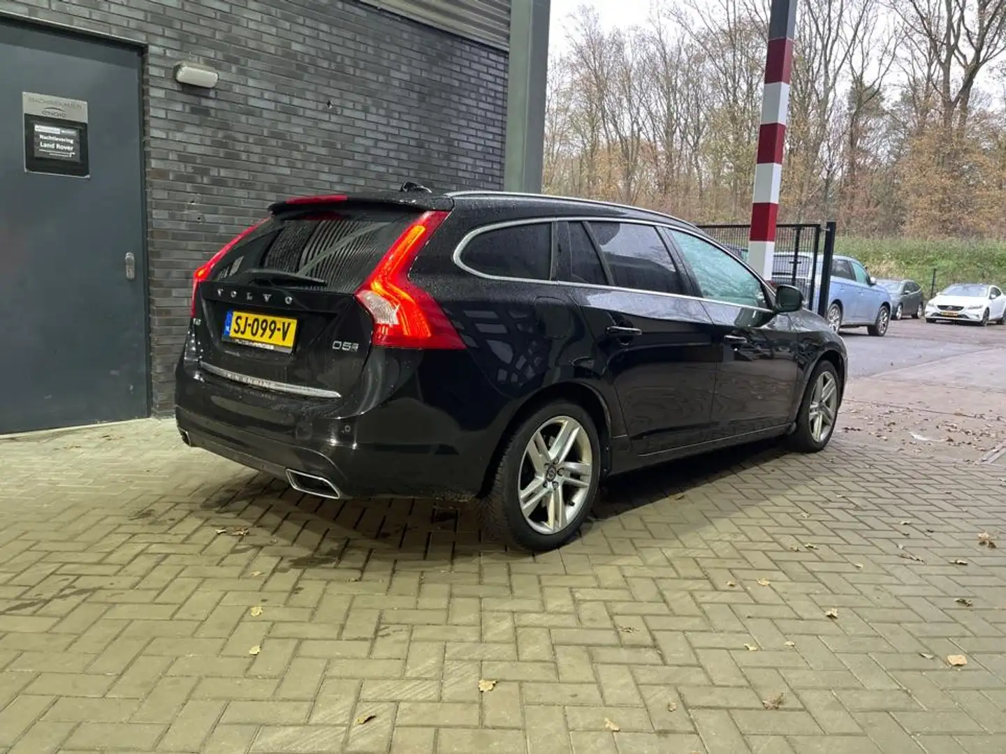 Volvo V60 2.4 D5 Summum | Schuif/kanteldak | Leder | Stoelve Noir - 2