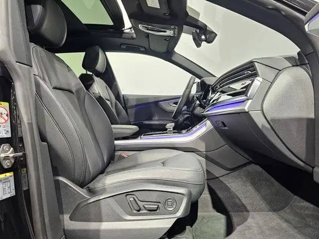 Audi Q8 view 8