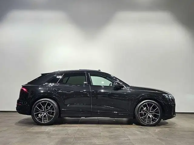 Audi Q8 view 6