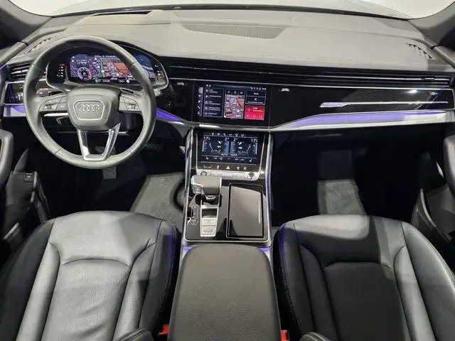 Audi Q8 view 10