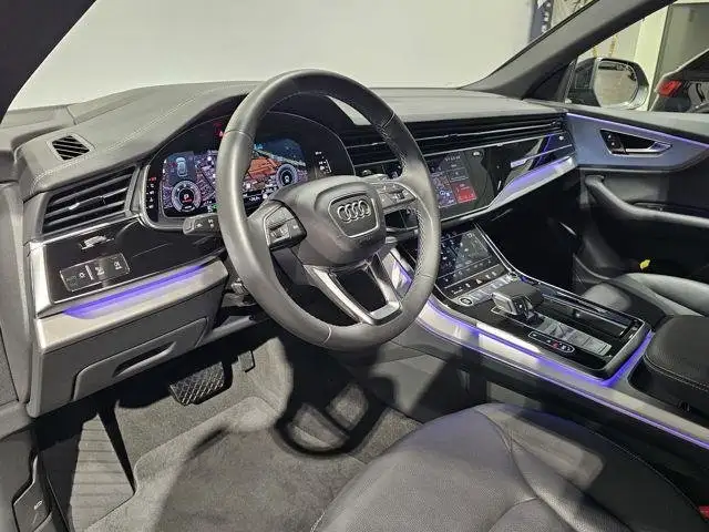 Audi Q8 view 9
