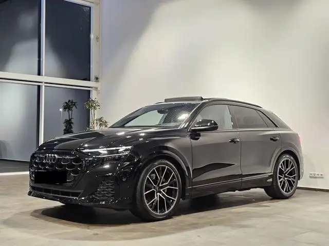 Audi Q8 view 4