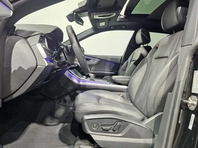 Audi Q8 view 7