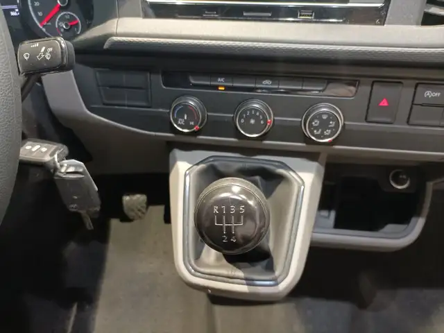 Volkswagen Transporter view 13