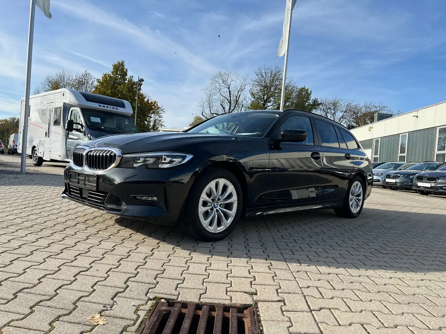 BMW 320 d Touring Advantage *LED Navi AHK Sitzh. DAB* Schwarz - 1
