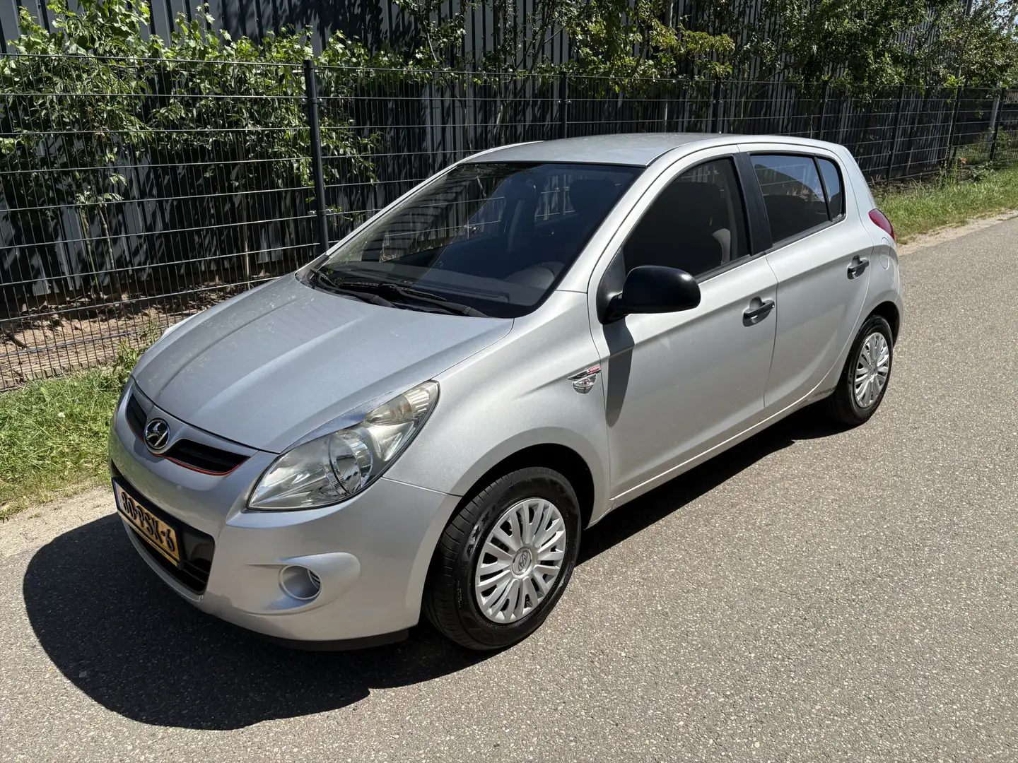 Hyundai i20 1.2i Business Edition / 5-DEURS / AIRCO / 91dkm! Grijs - 2