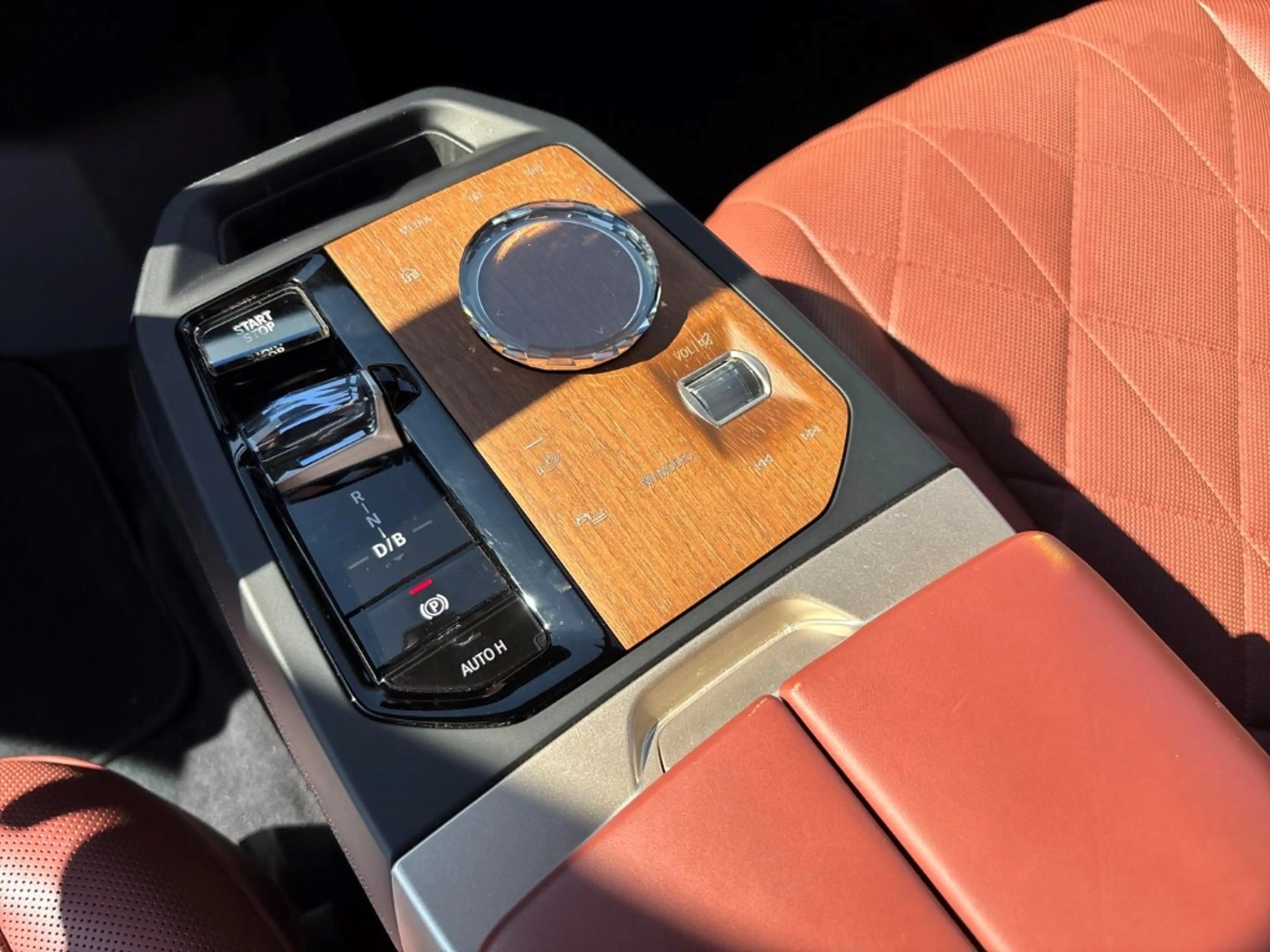BMW iX XDRIVE40 AHK-el. klappb. AHK-klappbar AHK El. Pano — photo 13