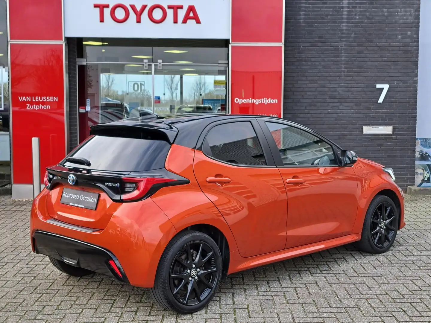 Toyota Yaris 1.5 Hybrid Executive HEAD-UP PDC VOOR EN ACHTER ST Orange - 2