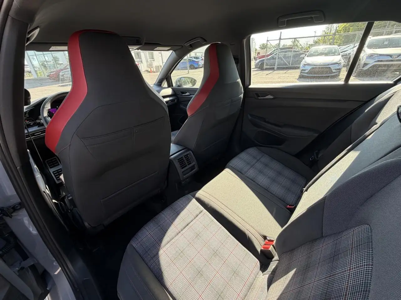 Volkswagen Golf GTI снимка Volkswagen Golf GTI