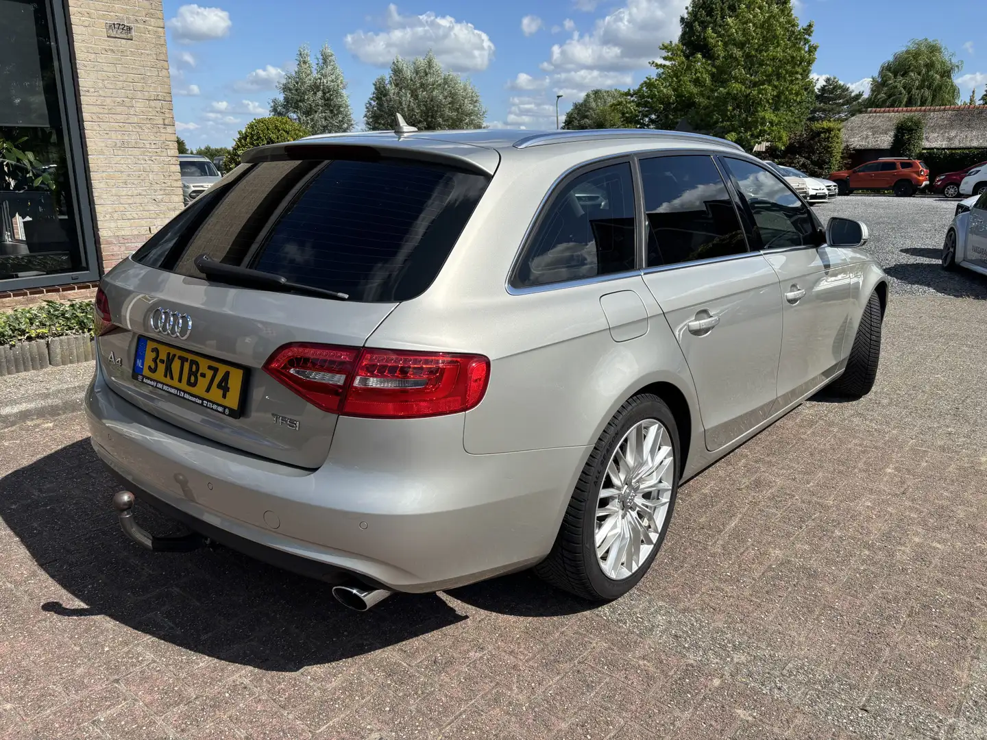 Audi A4 Avant 1.8 TFSI Automaat Business Edition Trekhaak Grijs - 2
