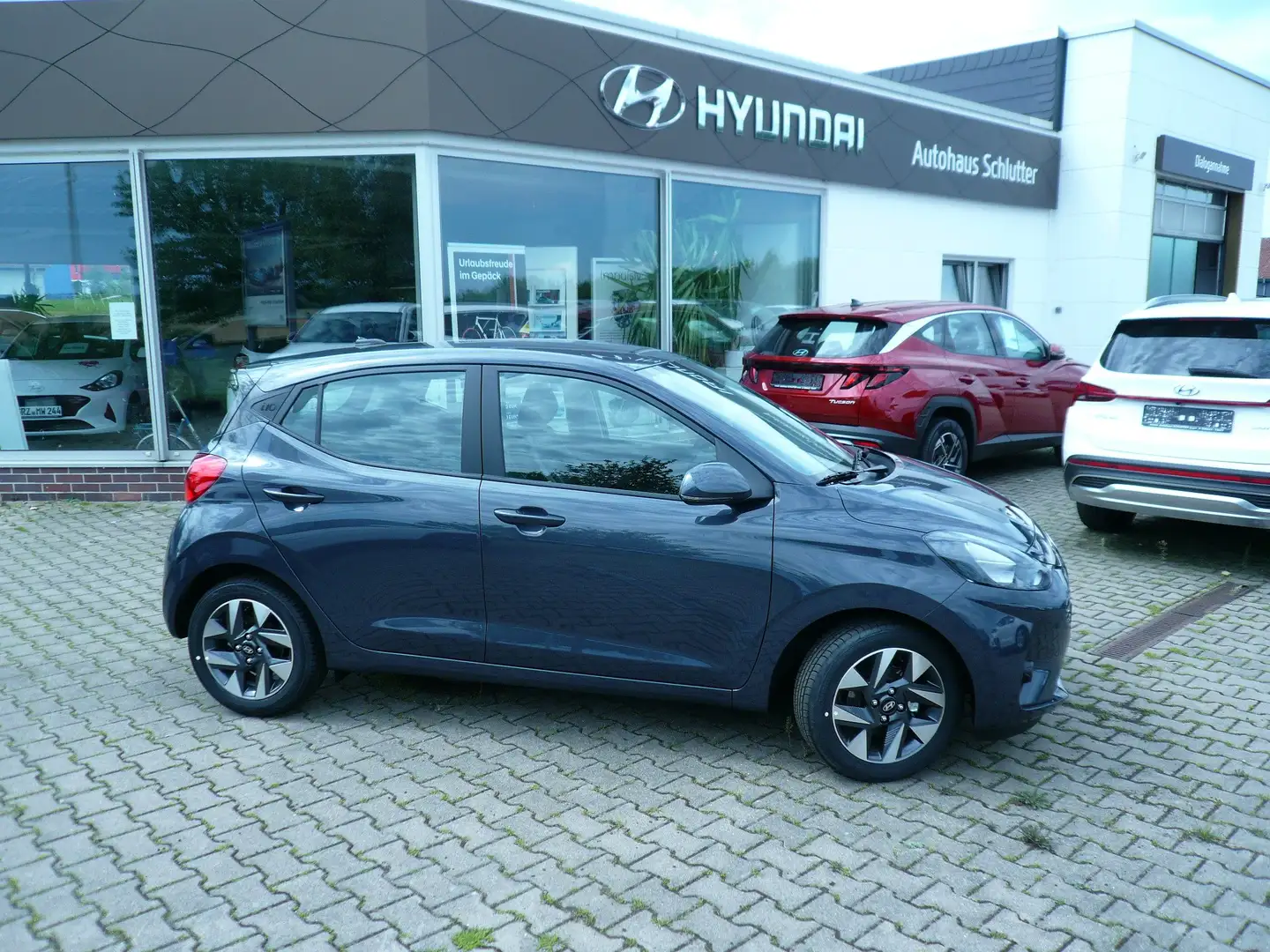 Hyundai i10 1.0 Trend / Klima / Sitzheizung / Alu Schwarz - 2