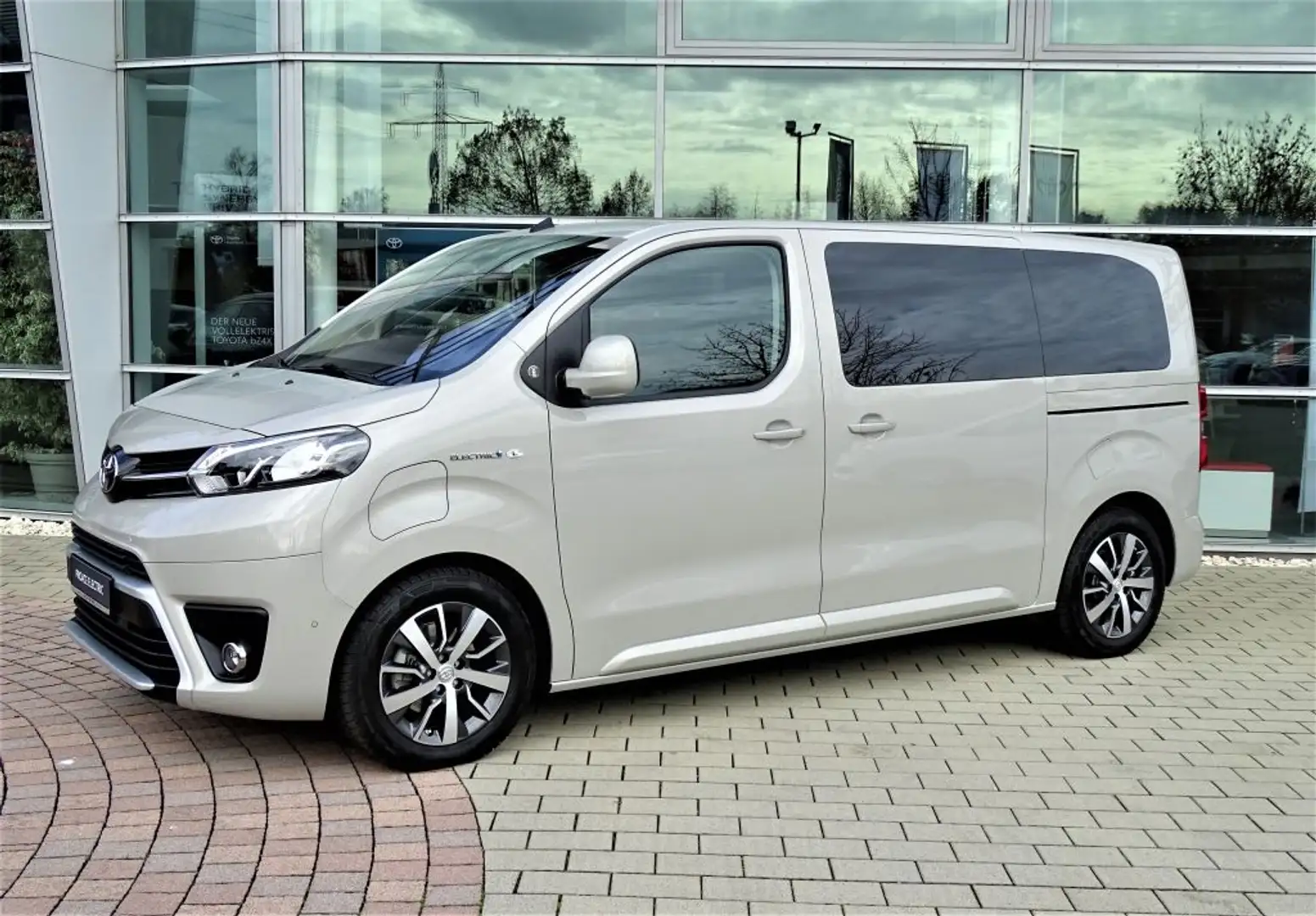 Toyota Proace Electric (75 kWh) L1 (8-Si.) Verso Team Deutschlan Beżowy - 2
