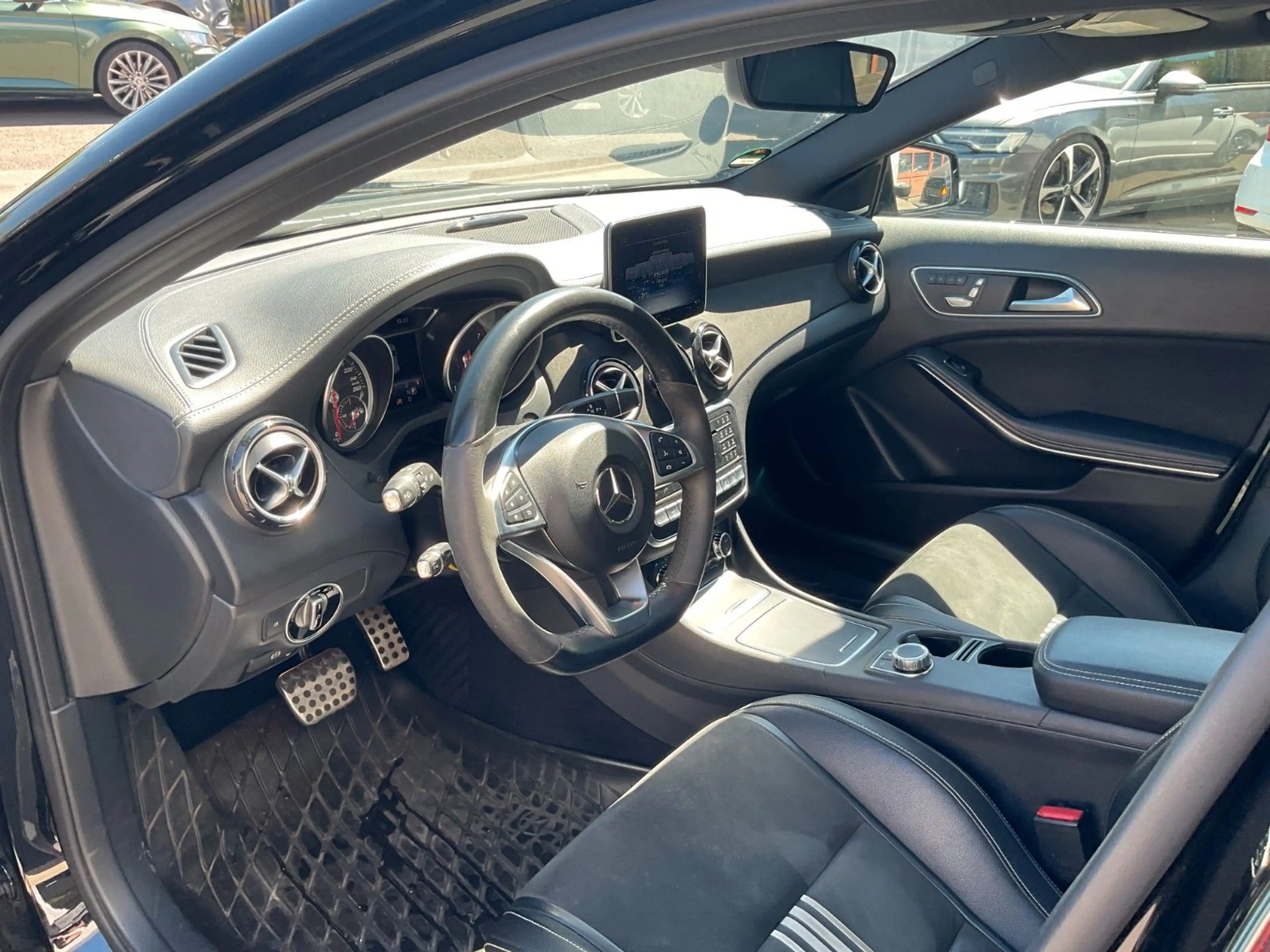 Mercedes-Benz GLA 250 AMG 4Matic LED Pano Kamera Standh. SHZ — photo 12