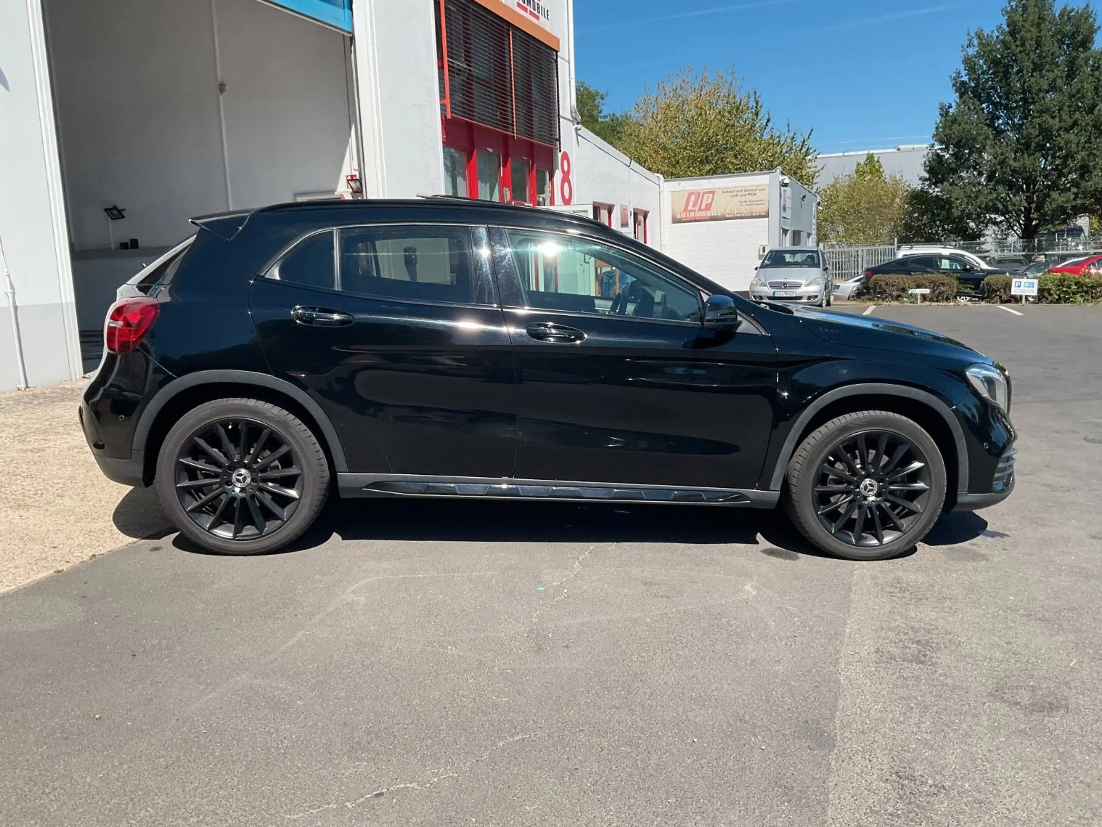 Mercedes-Benz GLA 250 AMG 4Matic LED Pano Kamera Standh. SHZ — photo 4