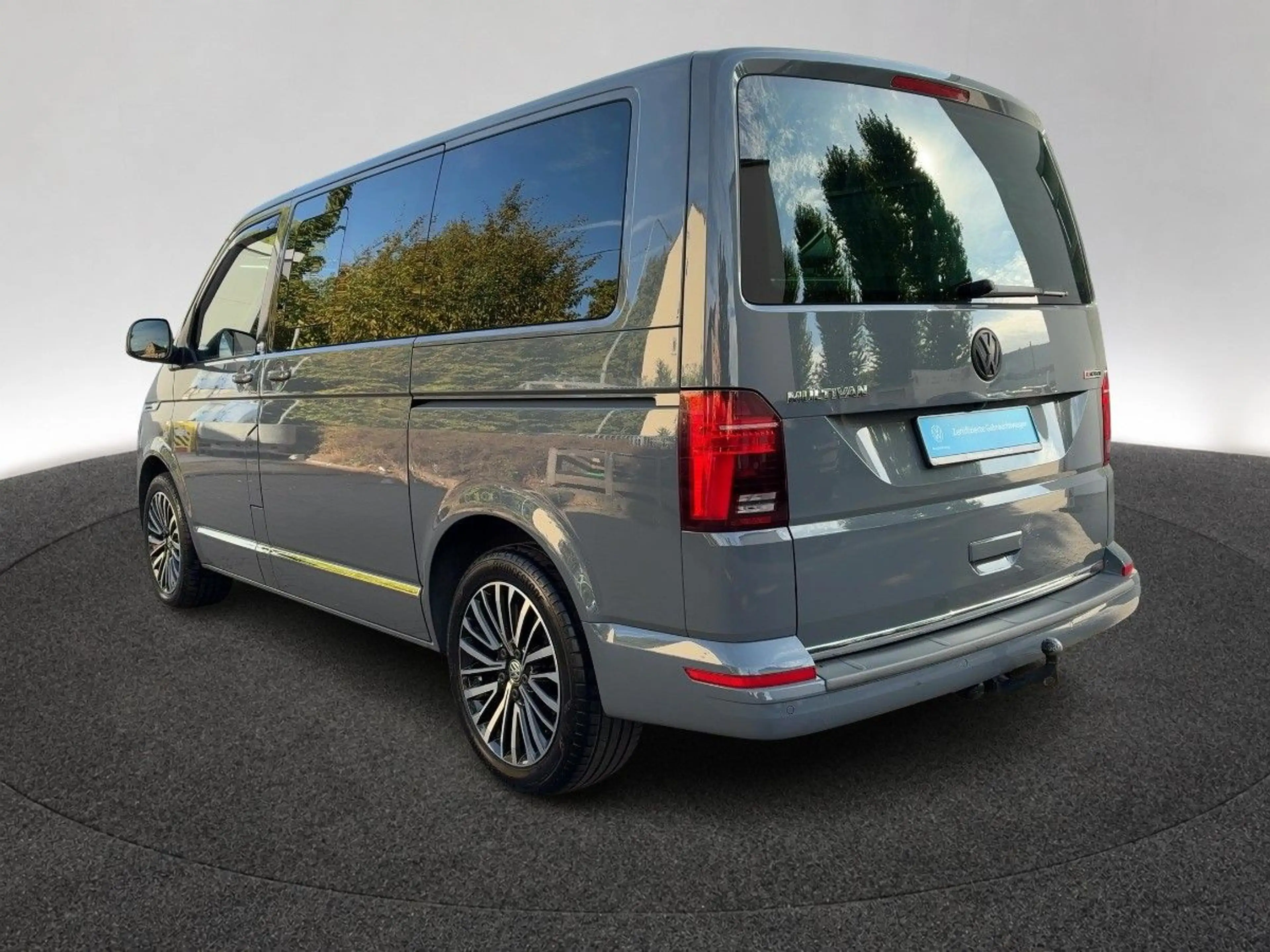 Volkswagen T6.1 Multivan T6.1 2.0 TDI DSG 4Motion Multivan — photo 3