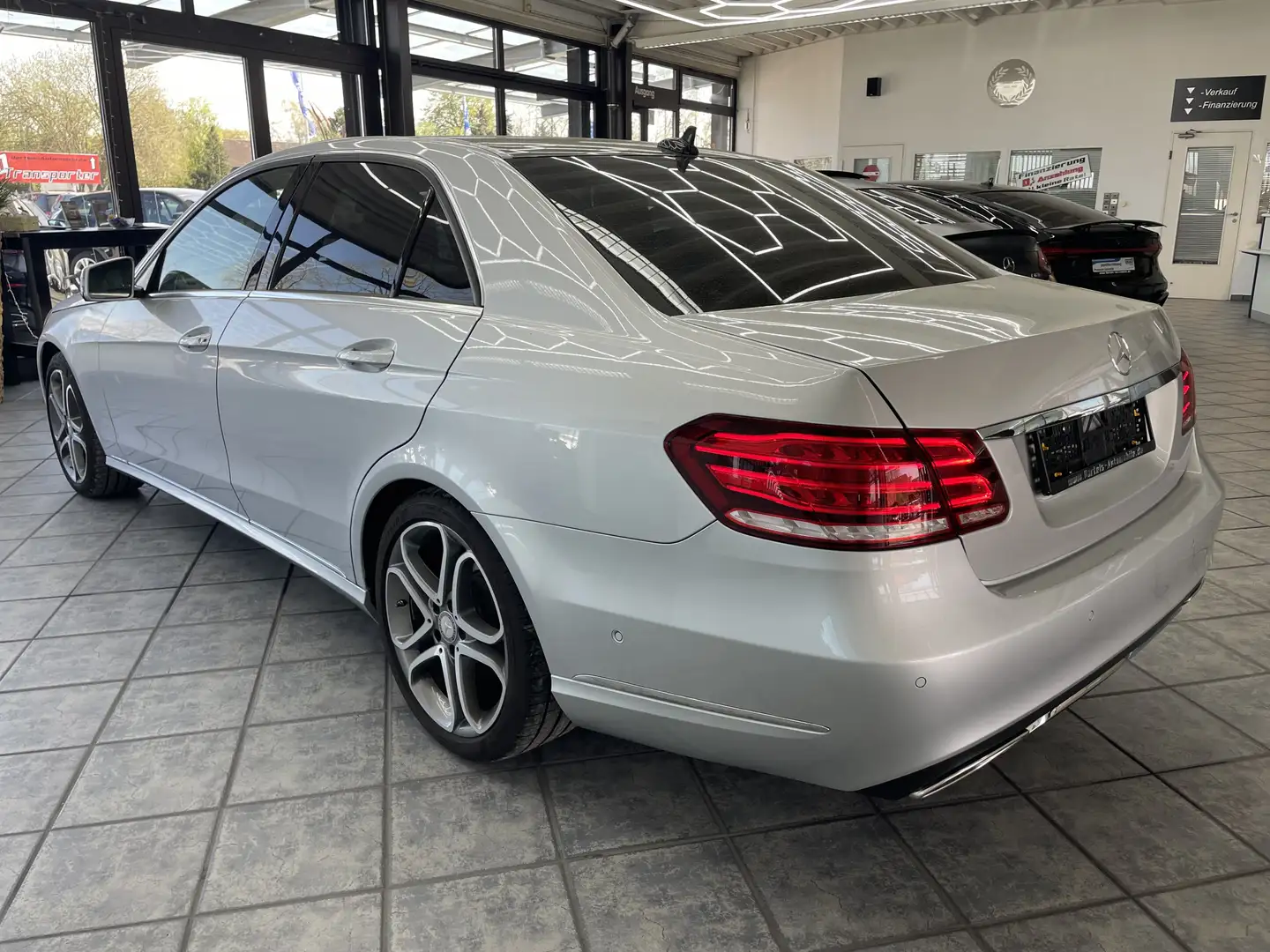 Mercedes-Benz E 200 CGI BlueEfficiency , Navi, 2Hand, Sitzheiz Grijs - 2