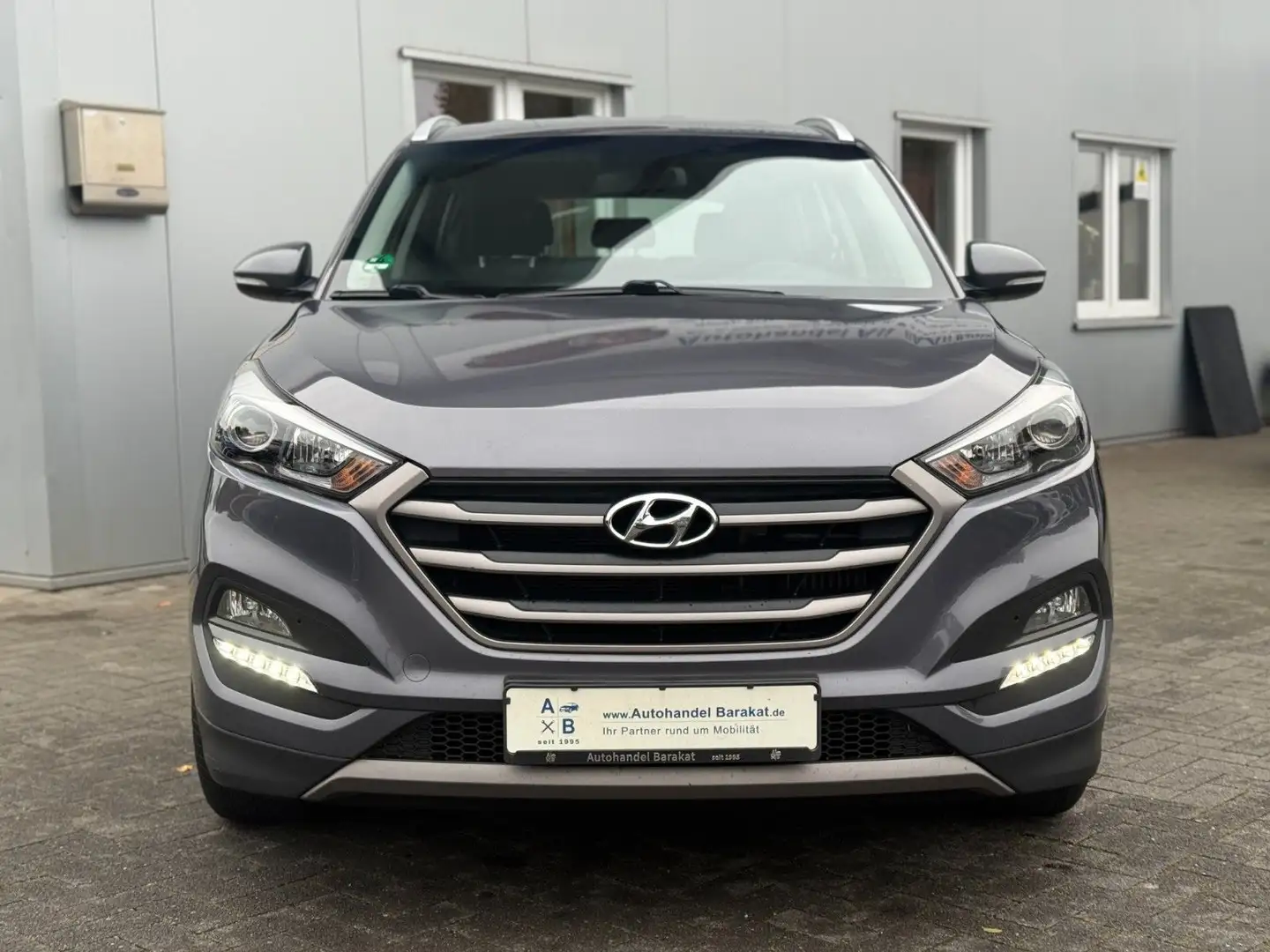Hyundai TUCSON 1.7 CRDI blue Automatik AHK NAVI KAMERA Grau - 2