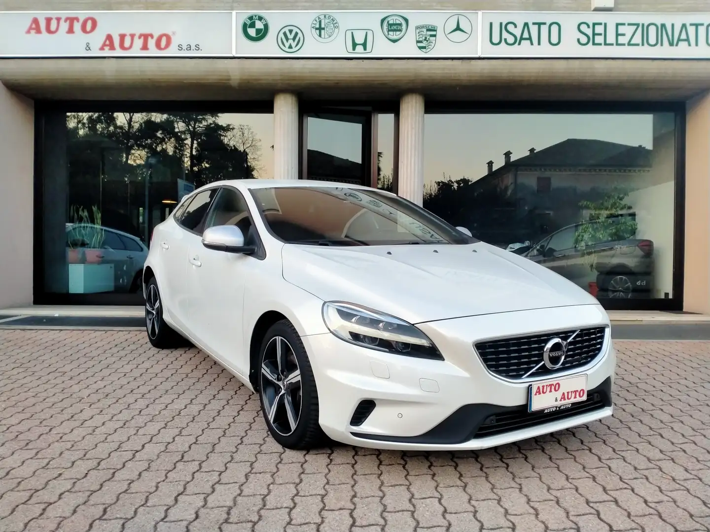 Volvo V40 2.0D3 R-DESIGN GEARTR. 8M M.Y.17 E6 FULL LED/PELLE Bianco - 2