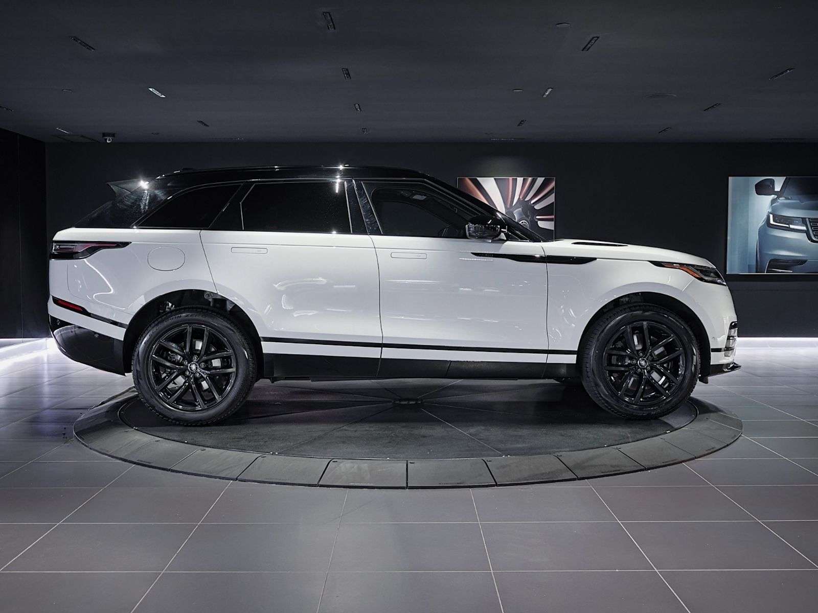 2026 Land Rover Range Rover Velar Dynamic SE | Sunroof | Navigation | Bluetooth | He — снимка 1