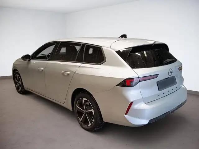 Opel Astra view 4