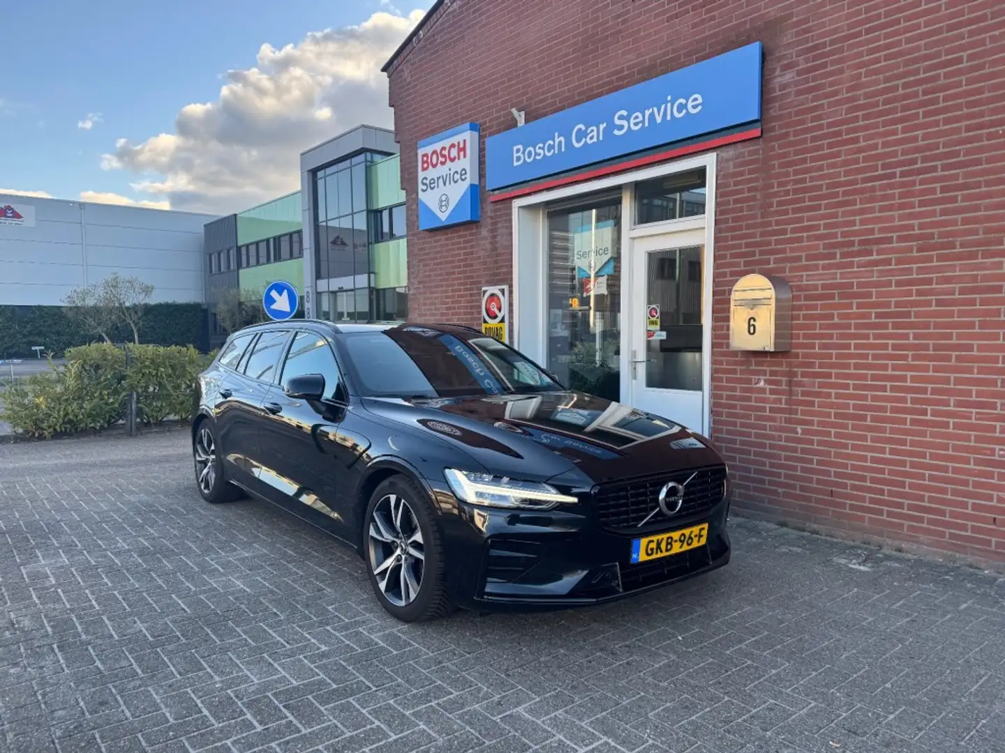 Volvo V60 2.0 B4 145kW R-Design 8-aut.  Mild-Hybrid Noir - 1