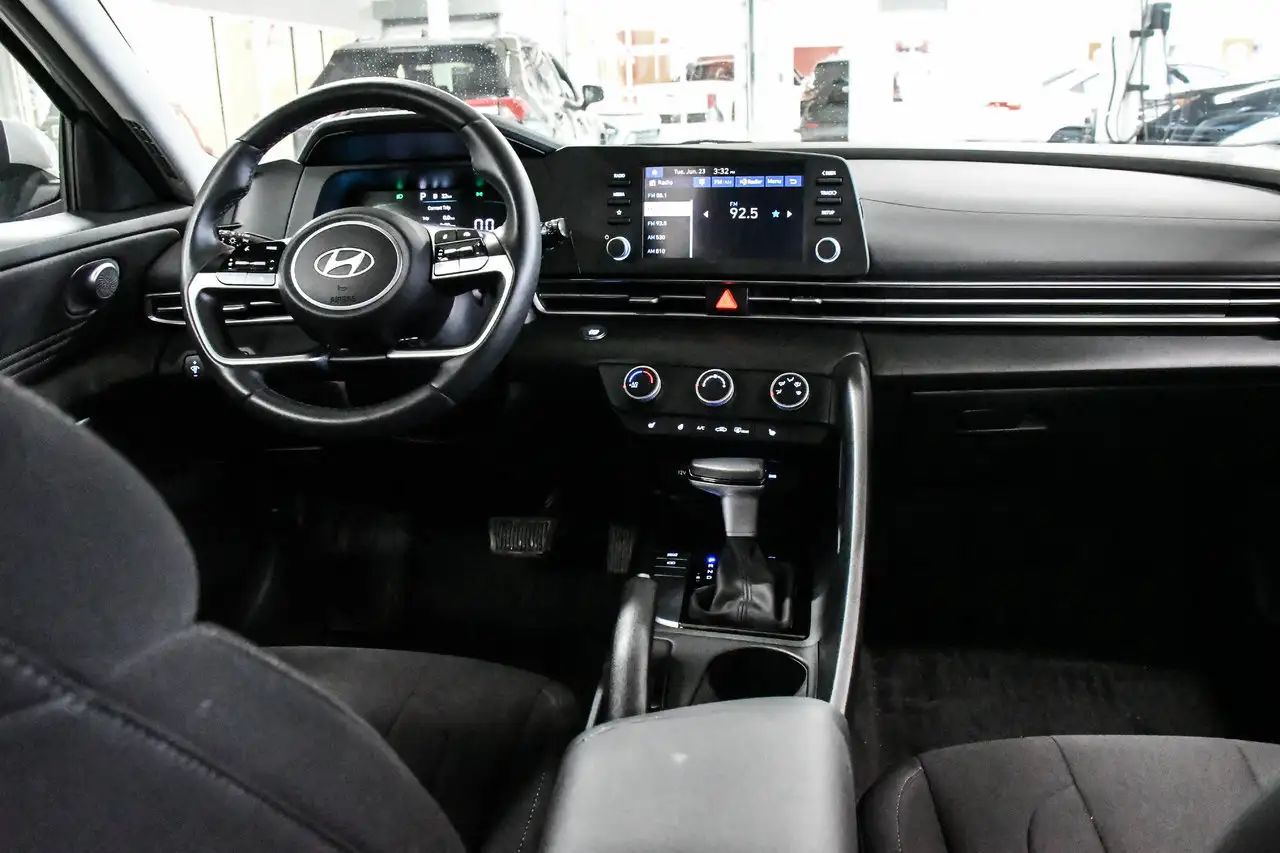 Hyundai ELANTRA photo Hyundai ELANTRA