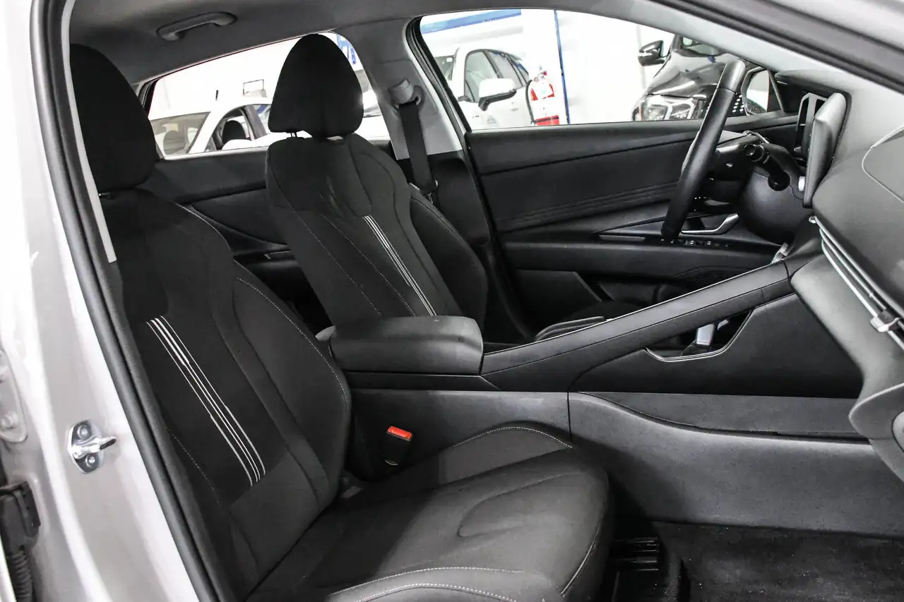 Hyundai ELANTRA photo Hyundai ELANTRA