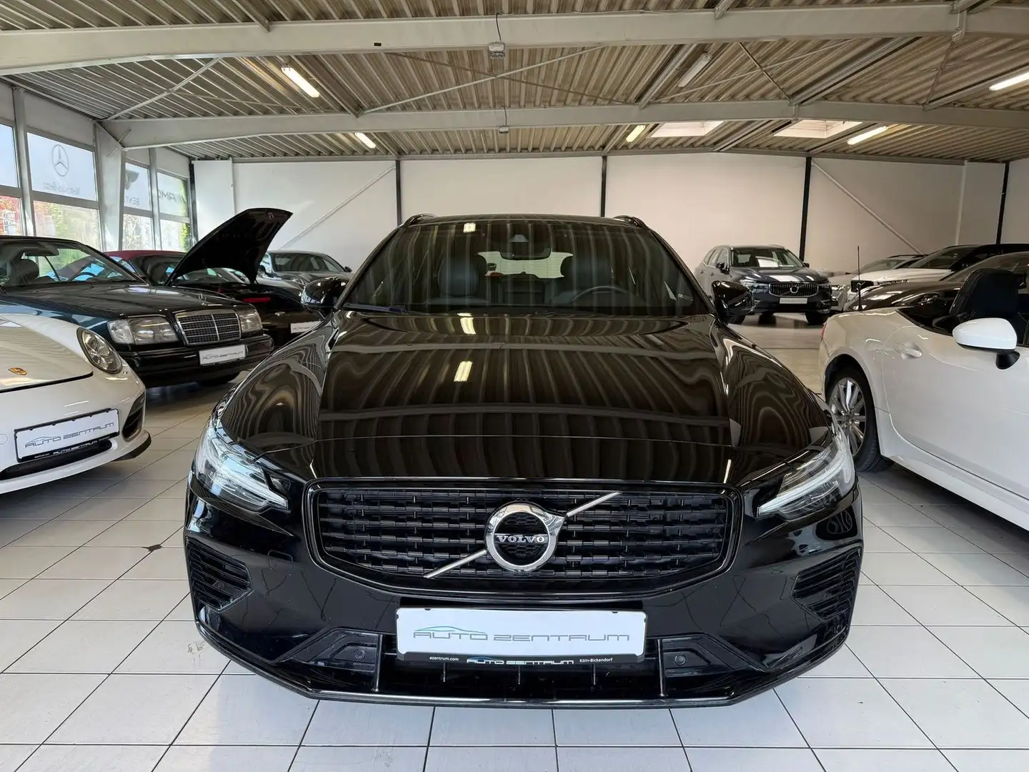 Volvo V60 R Design Recharge Plug-In Hybrid AWD/Memory/Navi Schwarz - 2