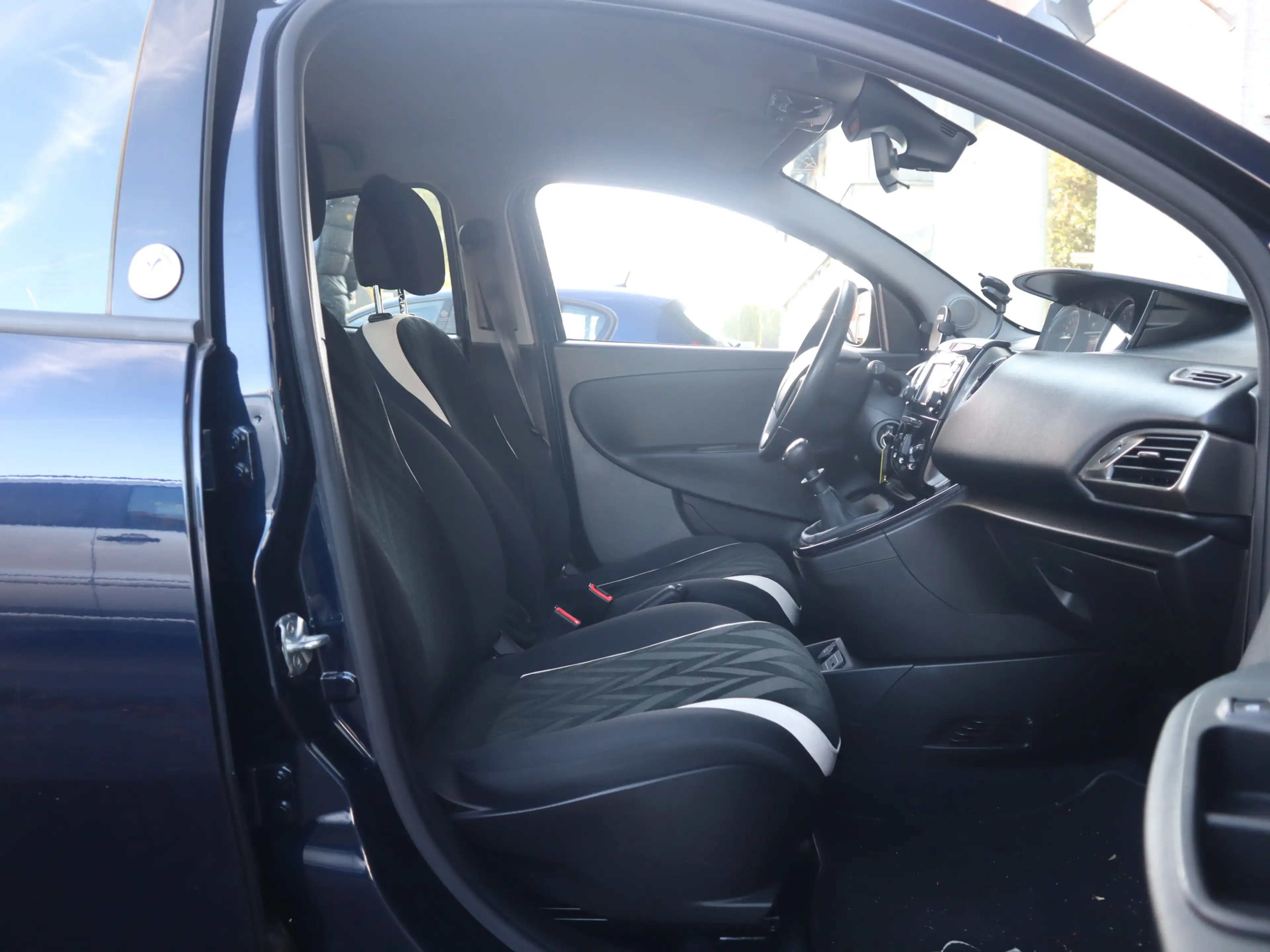 Lancia Ypsilon 1.2 Opening Edition / Navi / Cruise / Eerste eigen — photo 18