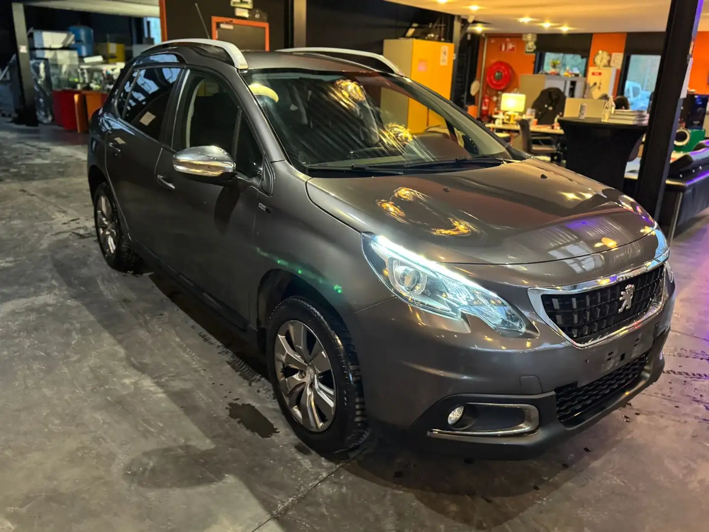 Peugeot 2008 1.2i - A/C AUTO - MEDIA/TEL - NAVI - LIM/REG Grau - 1