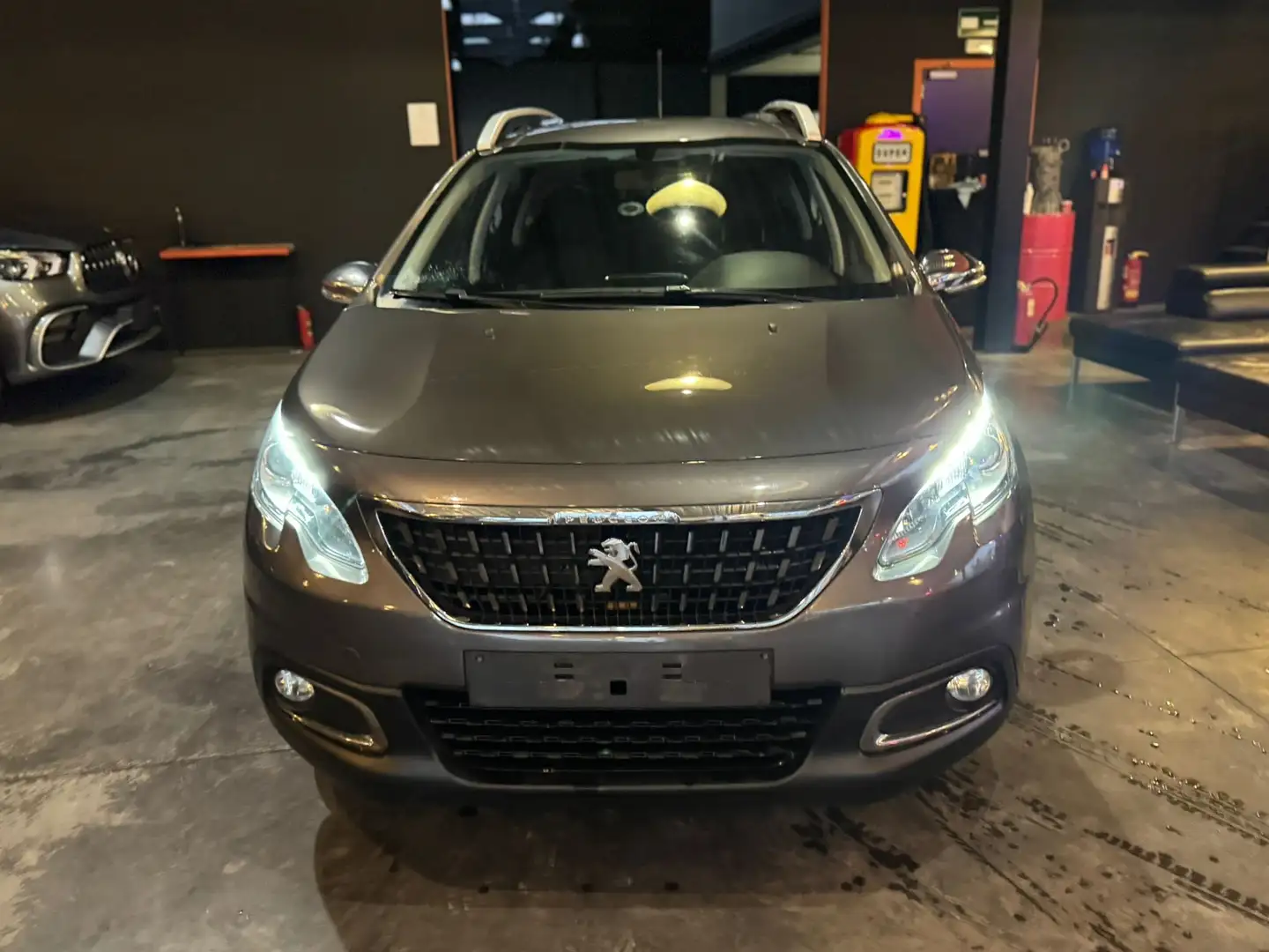 Peugeot 2008 1.2i - A/C AUTO - MEDIA/TEL - NAVI - LIM/REG Grau - 2