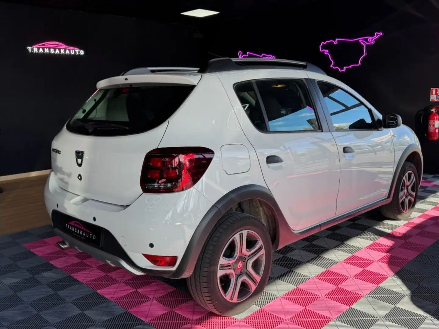 Dacia Sandero Stepway TCe 90 ch Techroad ~ Régulateur / Limiteur de vitesse ~ 1 ère main ~ Ecran tactile ~ Full suivi ~ Caméra de recul Blanc - 2