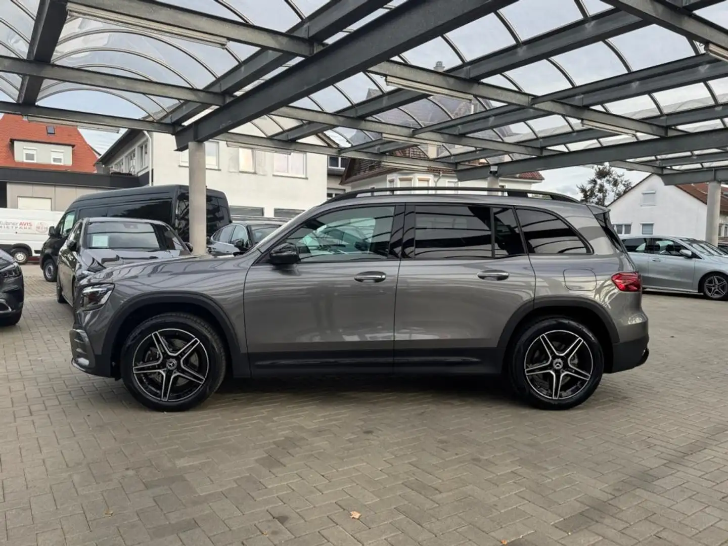 Mercedes-Benz GLB 220 4M +AMG+SHZ+AMBIENTE+PANO-DACH+AHK+PDC Gris - 2