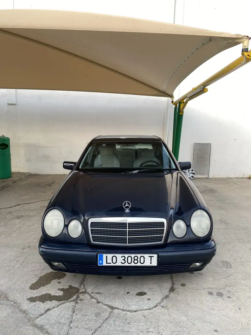 Mercedes-Benz E 200 Classic Azul - 1