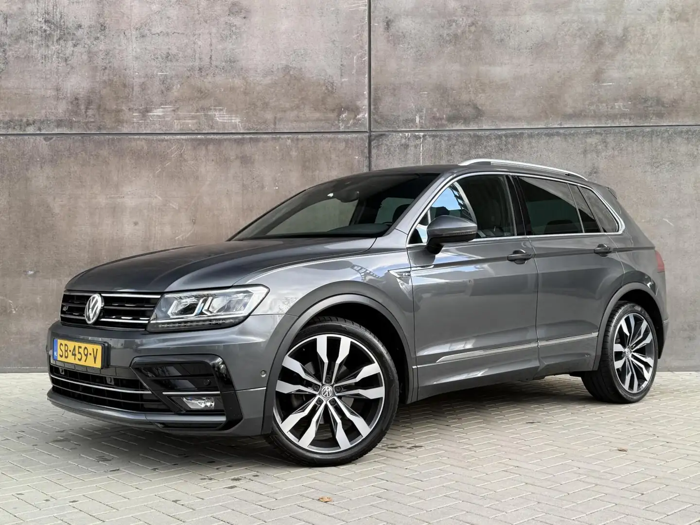 Volkswagen Tiguan 1.4 TSI Highline Business R-Line Navi | Digitaal D Grijs - 1
