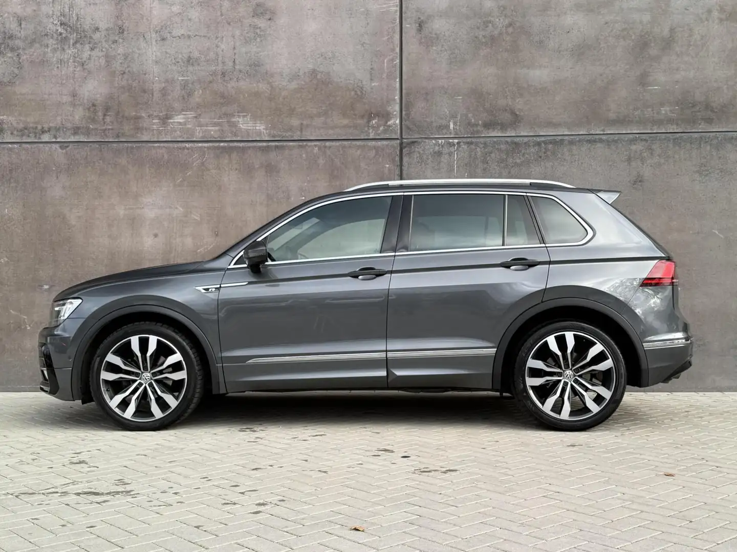 Volkswagen Tiguan 1.4 TSI Highline Business R-Line Navi | Digitaal D Grijs - 2