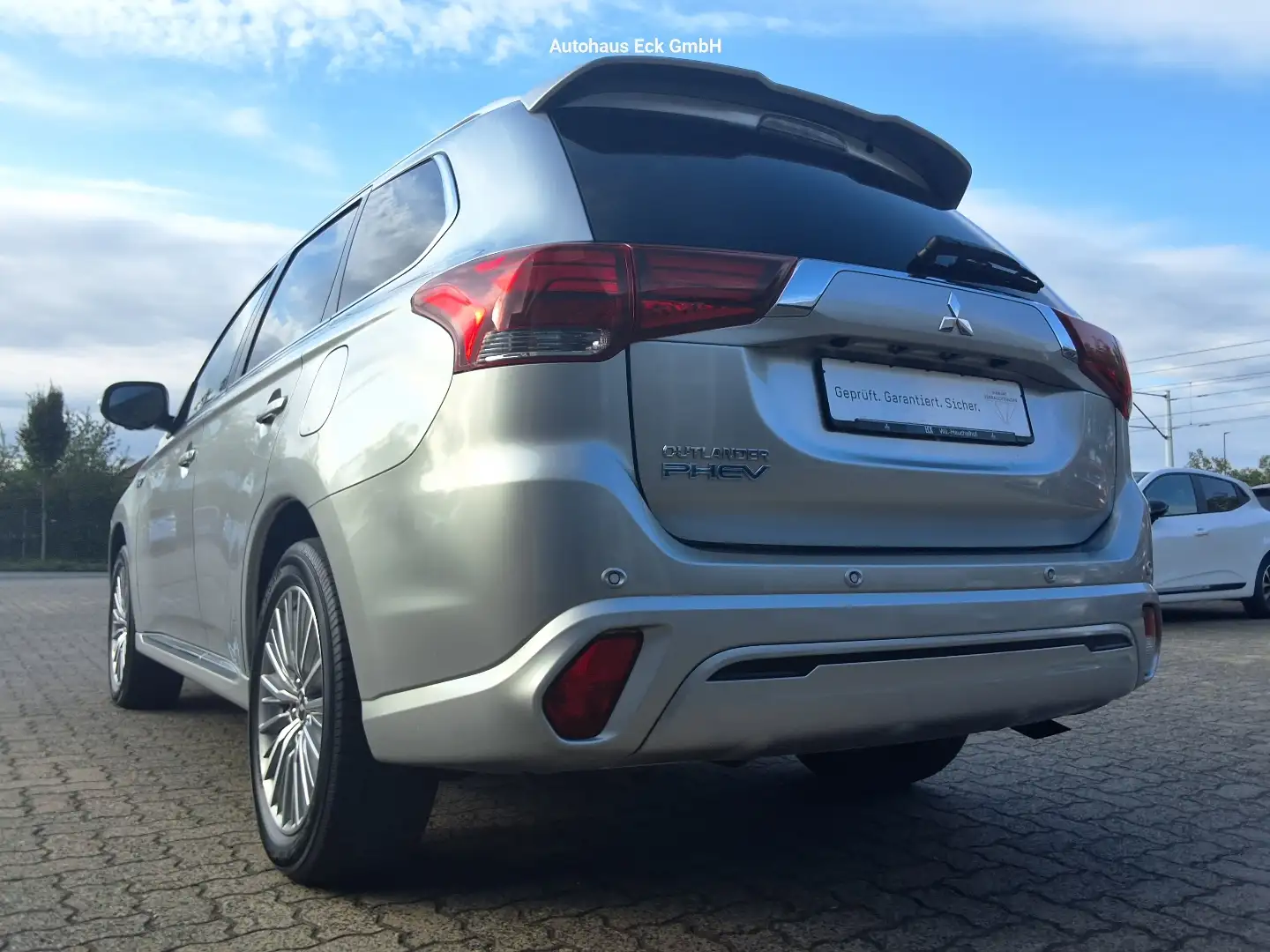 Mitsubishi Outlander Outlander Plug-in Hybrid 2.4 PLUS FA-Paket*4WD Silber - 2