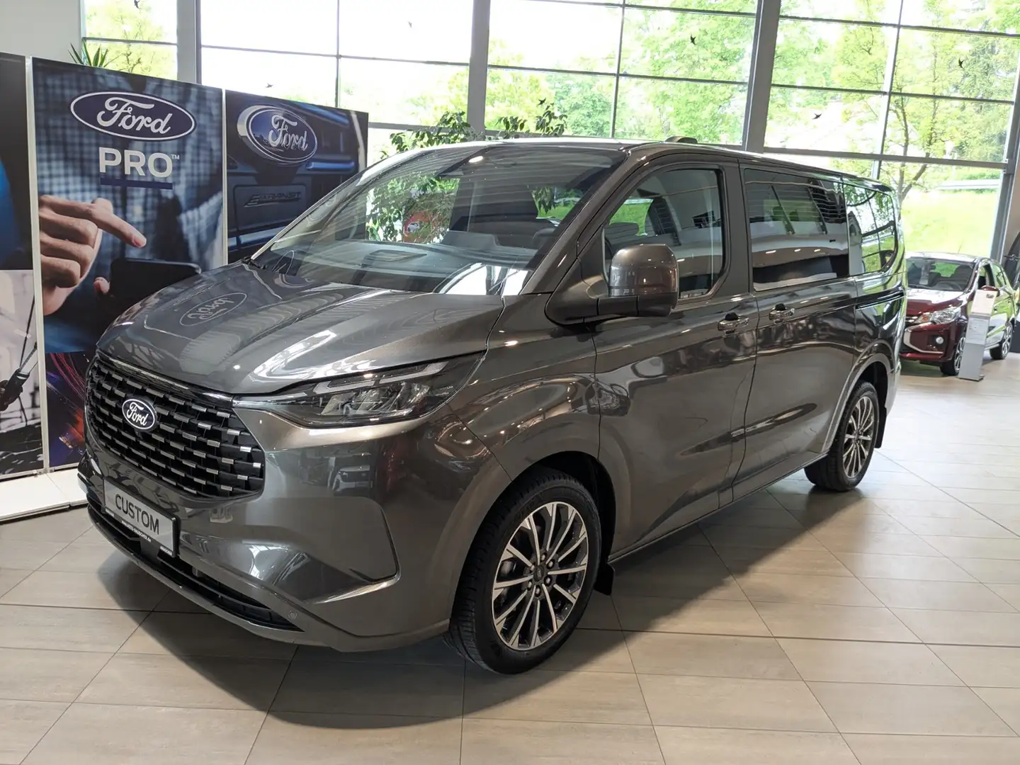 Ford Tourneo Custom L1 2.5l PHEV 171 kW Titanium X Šedá - 2
