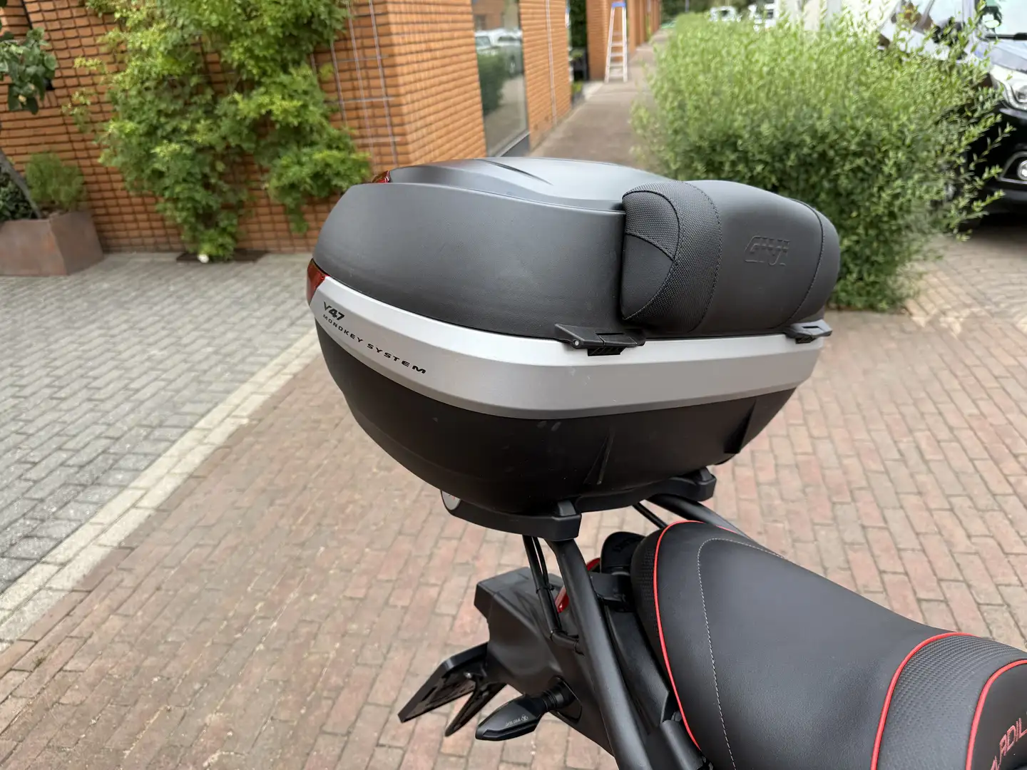 Suzuki Gladius 650 ABS Rouge - 2