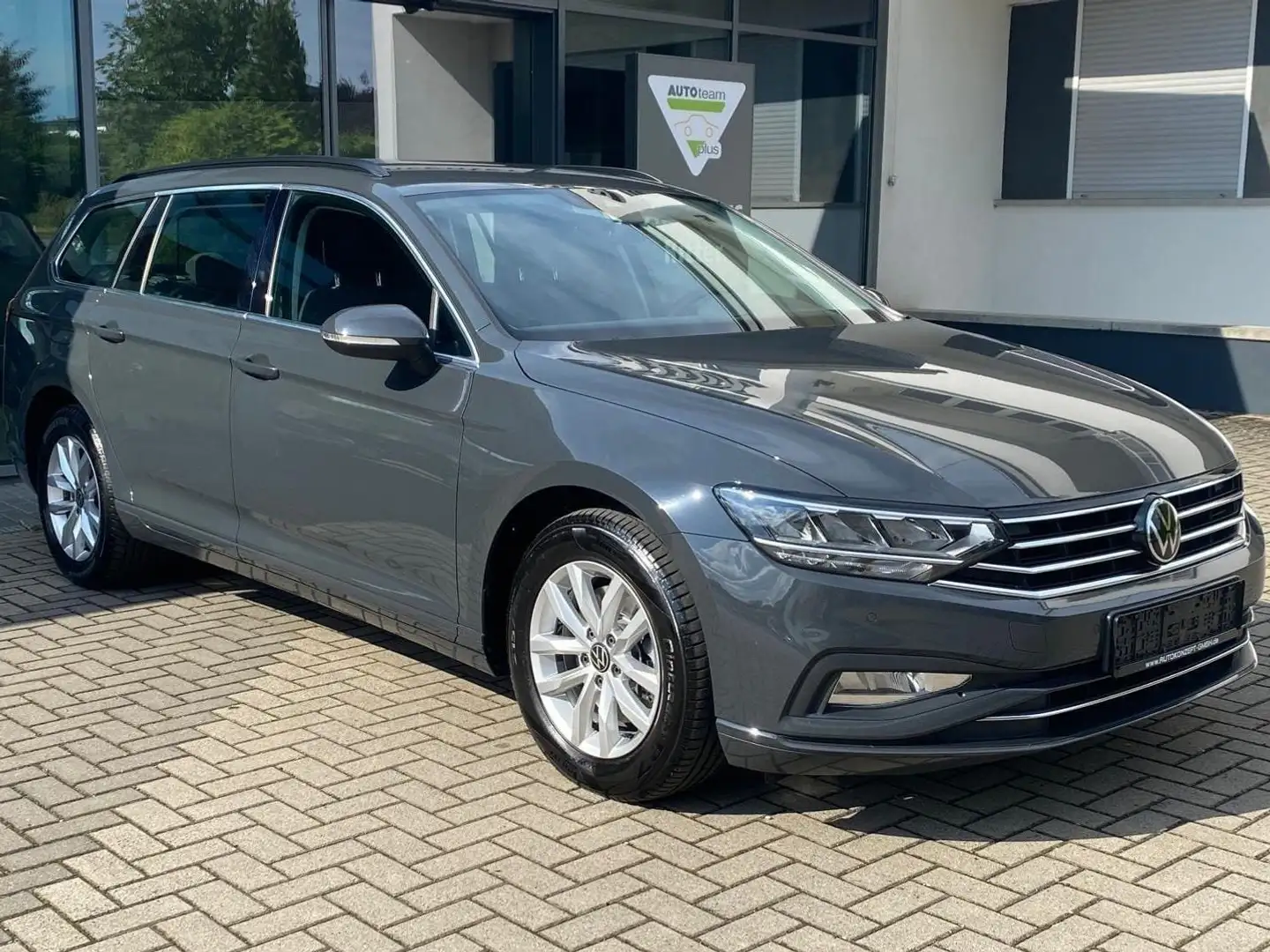 Volkswagen Passat Variant 2.0 TDI*DSG*NAVI*LED*KAM*DAB*ACC*AHK*1H Grijs - 1