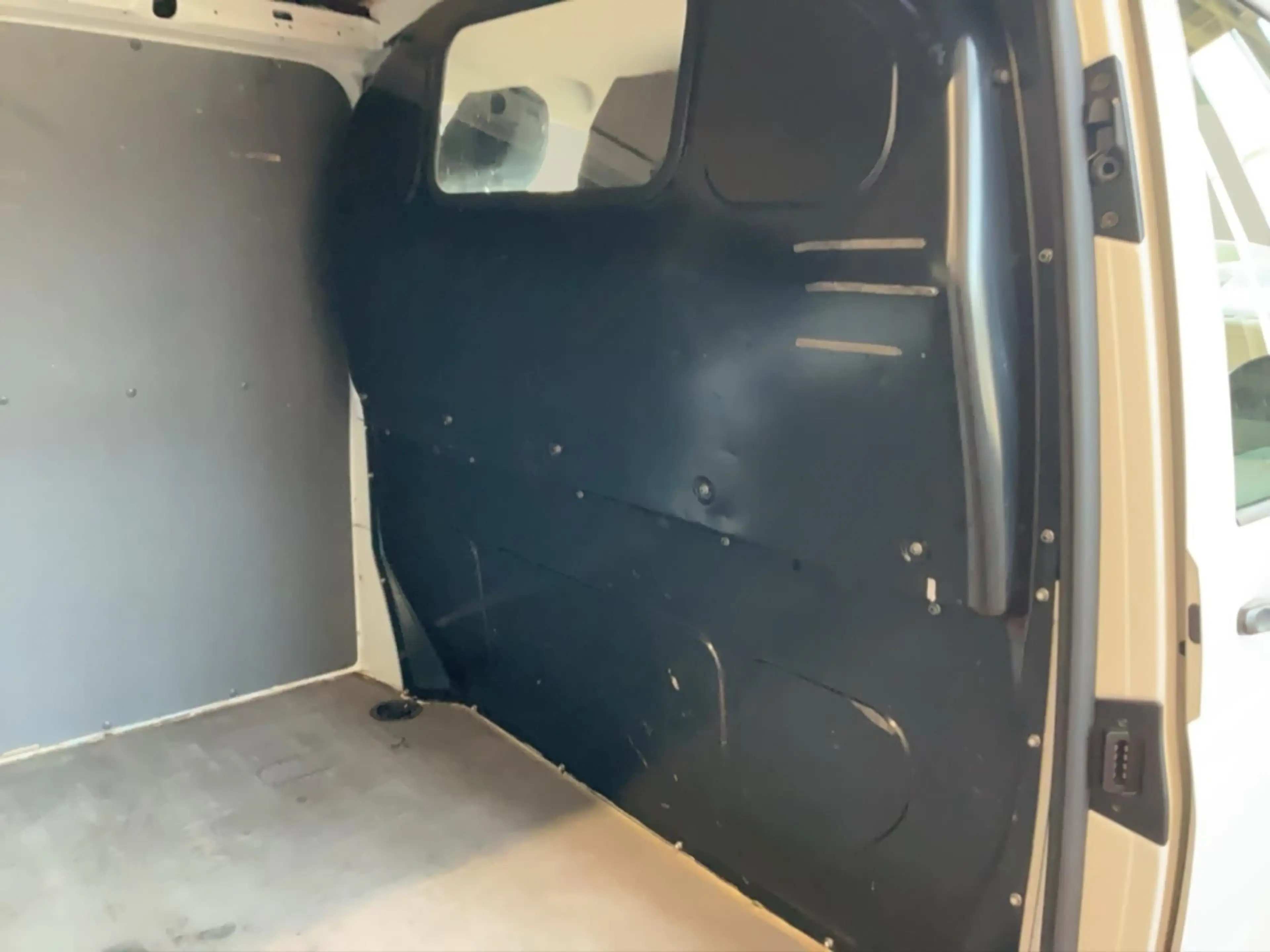 Volkswagen T6.1 Transporter Hochraum Kasten 2.0 TDI Klima Radio ESP uvm. — photo 12