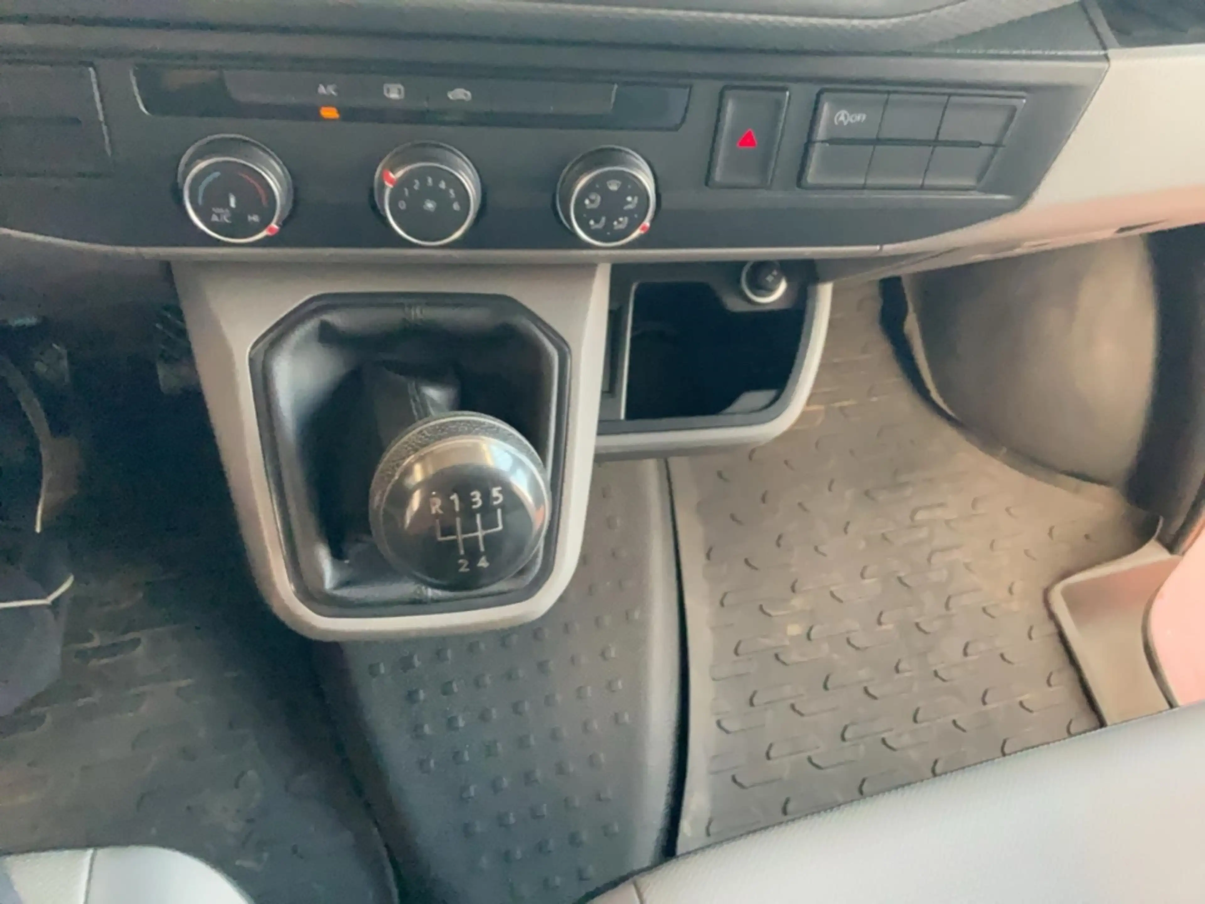 Volkswagen T6.1 Transporter Hochraum Kasten 2.0 TDI Klima Radio ESP uvm. — photo 14