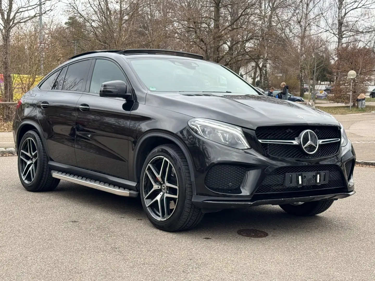 Mercedes-Benz GLE 400 4Matic Panorama AMG Leder Kamera Černá - 1
