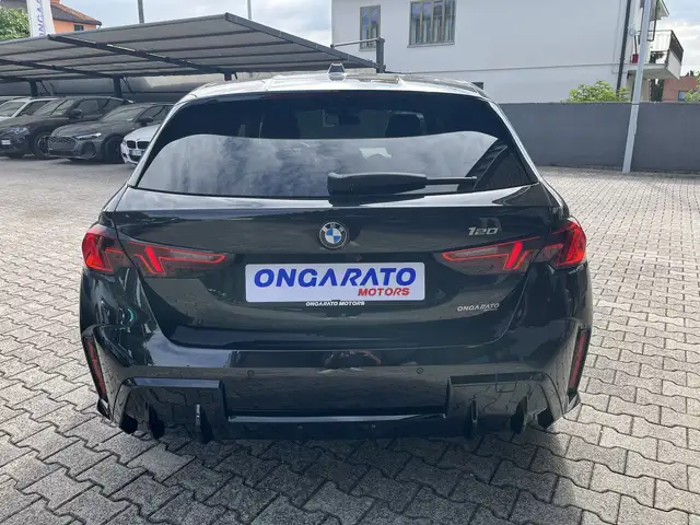 BMW 1 Series view 6
