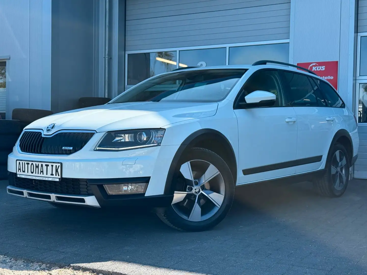 Skoda Octavia Combi Scout 4x4*RFK*Navi*AHK*Automatik Weiß - 1