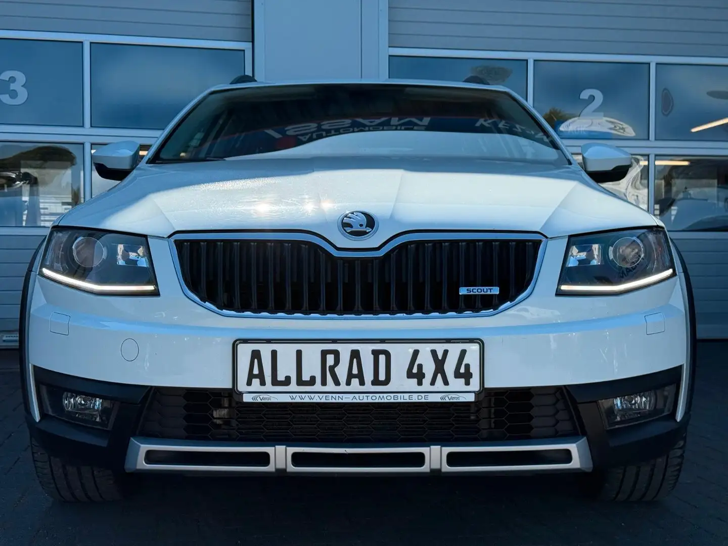 Skoda Octavia Combi Scout 4x4*RFK*Navi*AHK*Automatik Weiß - 2