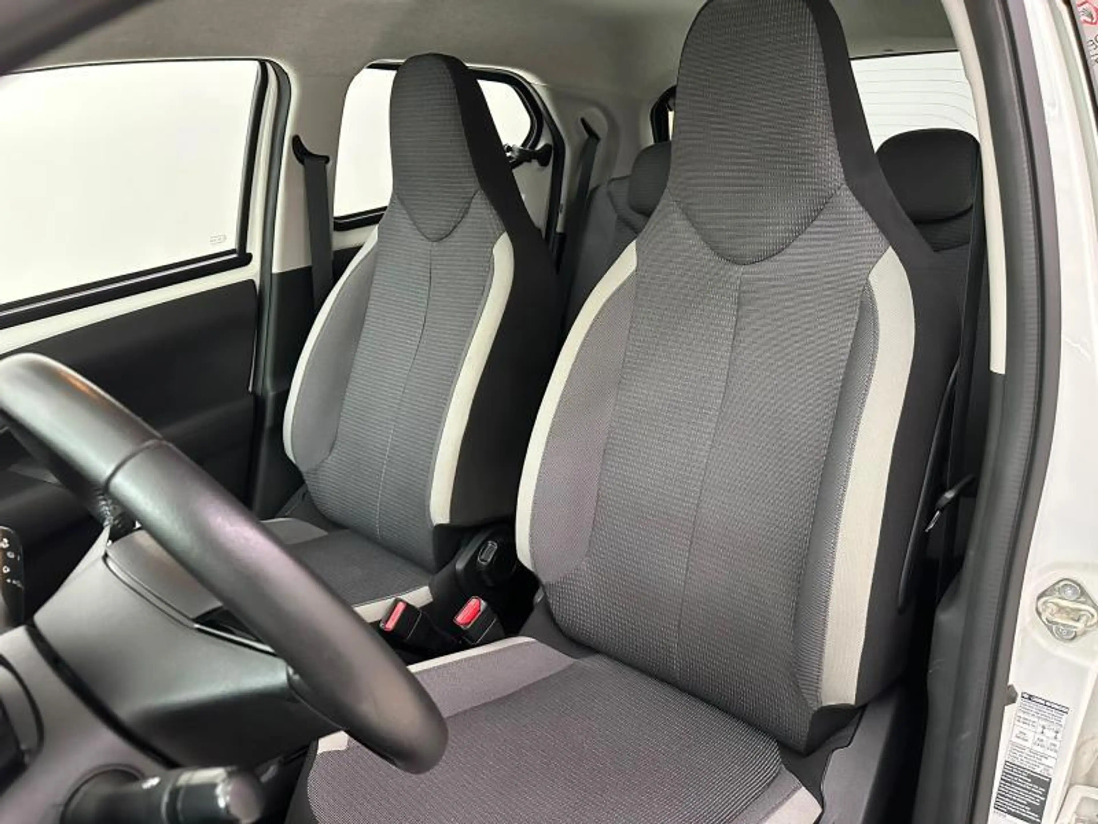Toyota Aygo 1.0 MT X-PLAY — photo 10