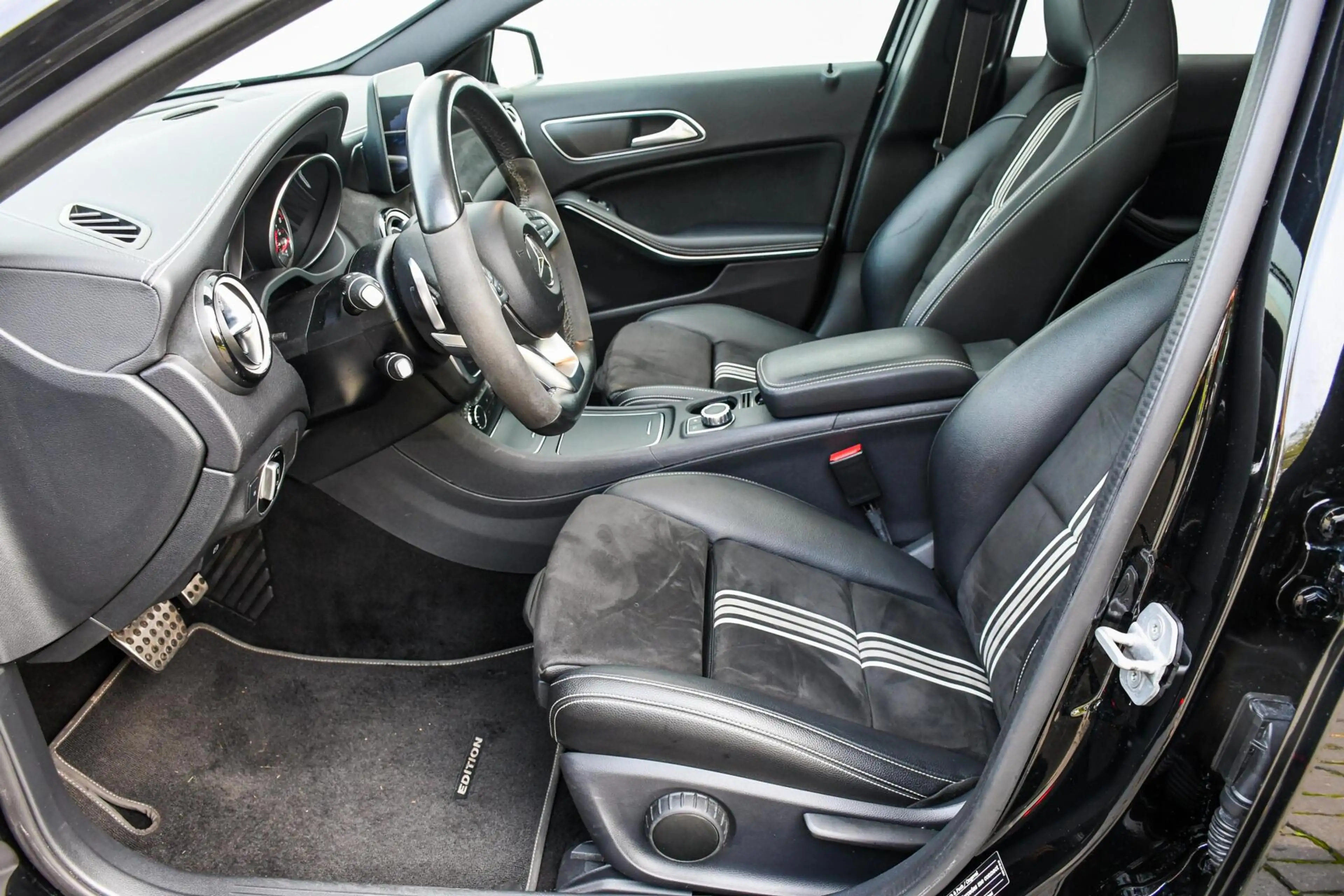 Mercedes-Benz A 180 EDITION AMG Panoramadak Night Camera — photo 9