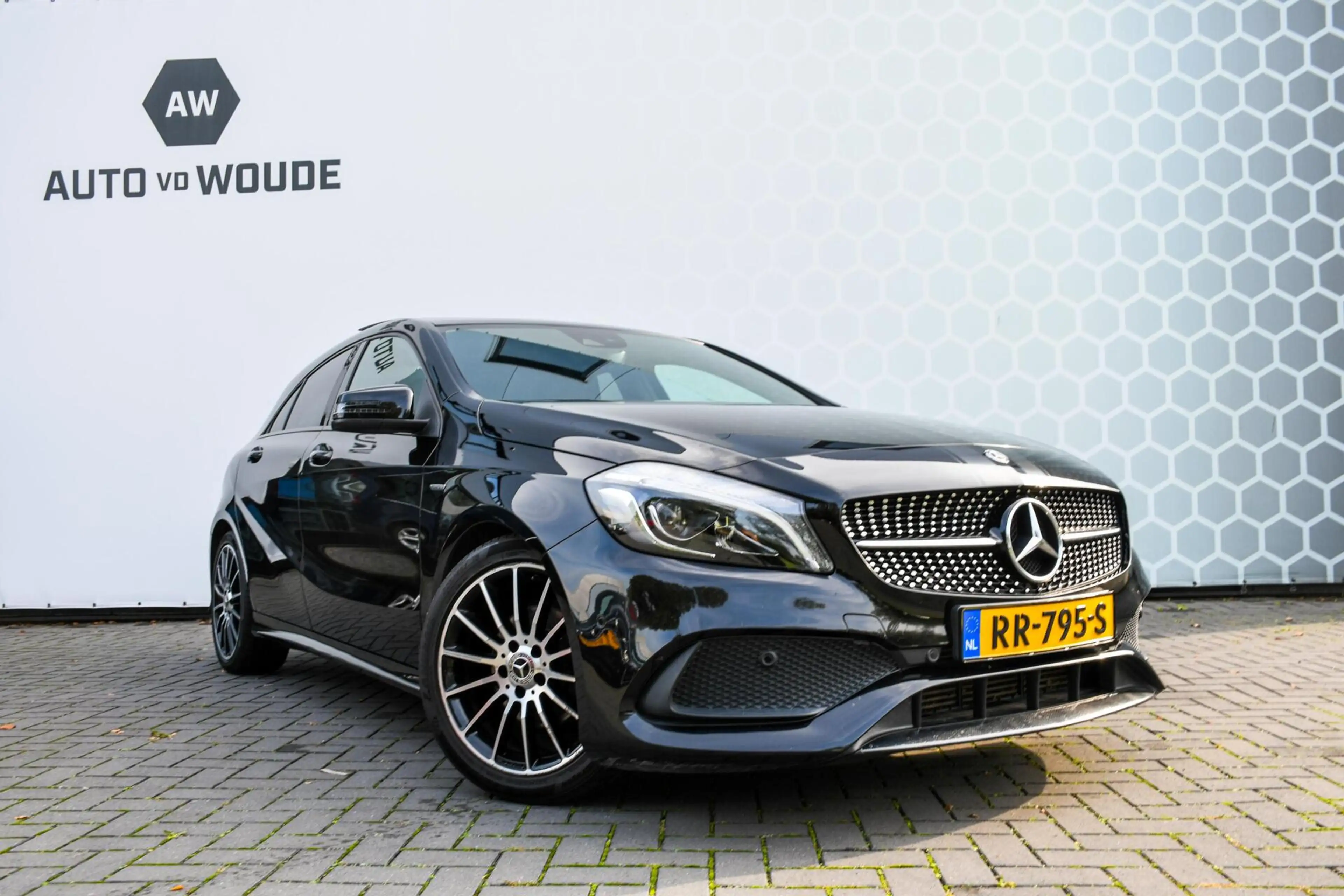 Mercedes-Benz A 180 EDITION AMG Panoramadak Night Camera — photo 3