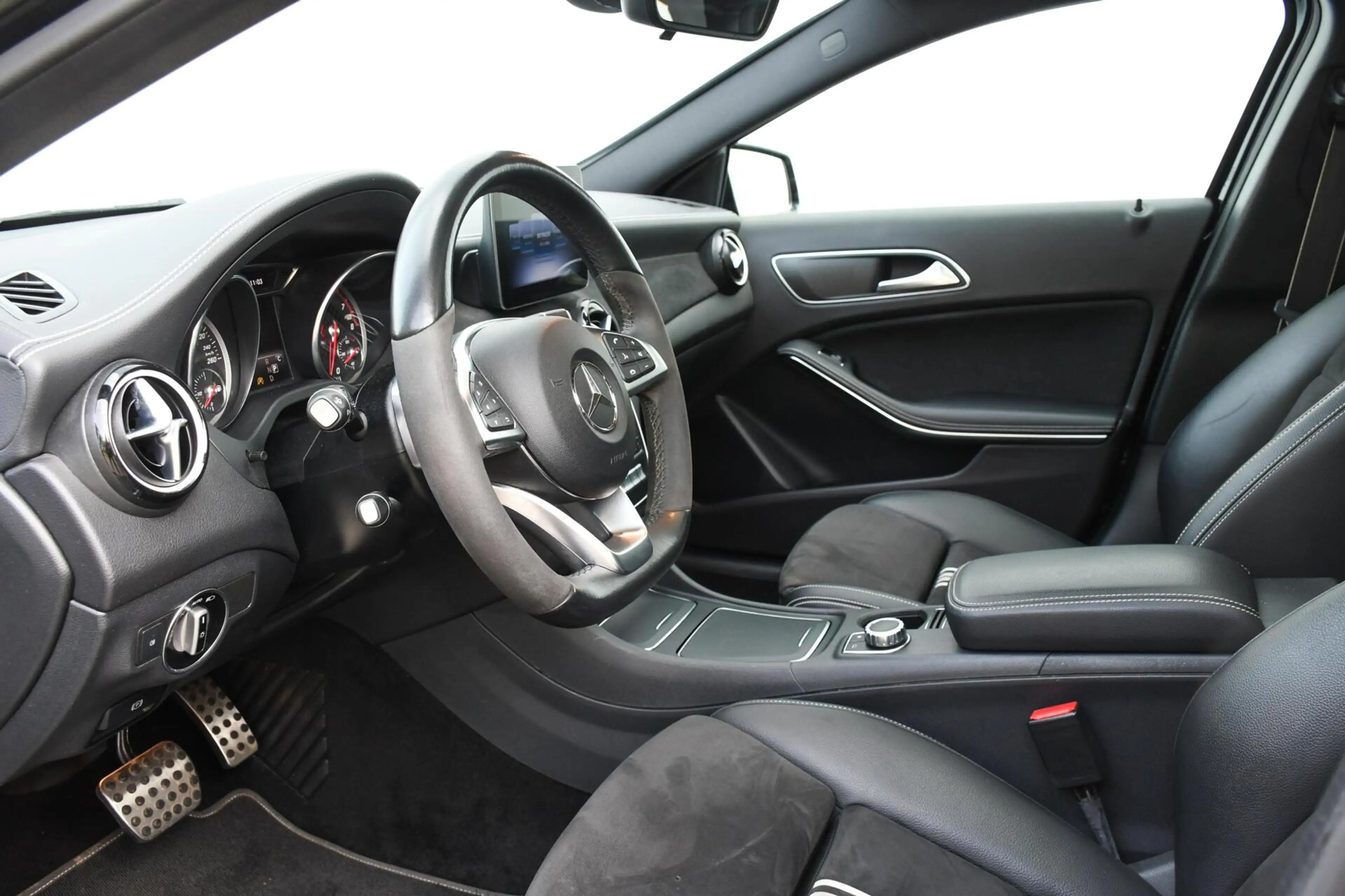 Mercedes-Benz A 180 EDITION AMG Panoramadak Night Camera — photo 10